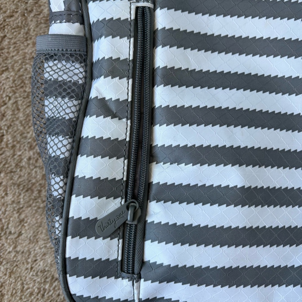 Thirty One Hostess Exclusive Grey Wave Patter Backpack - Picture 2 of 7